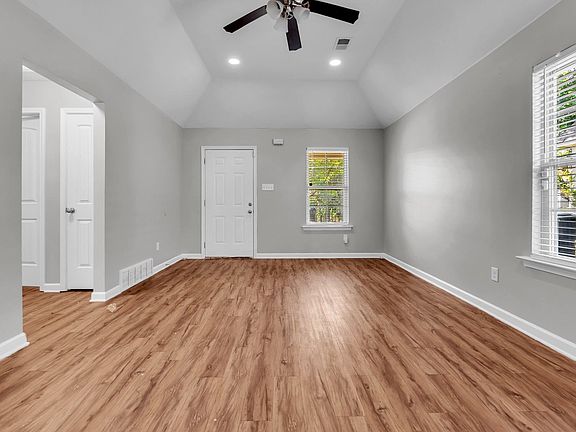 3rd image of 1322 Larkin Ave