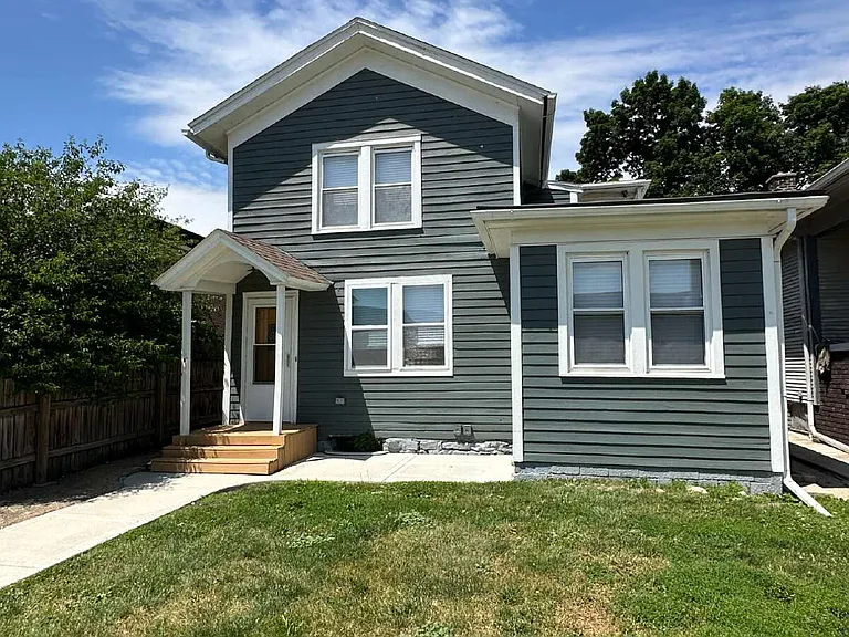 110 E Superior St #UPPER — Photo 2