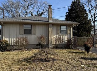 20 Brushwood Dr, Shirley, NY 11967