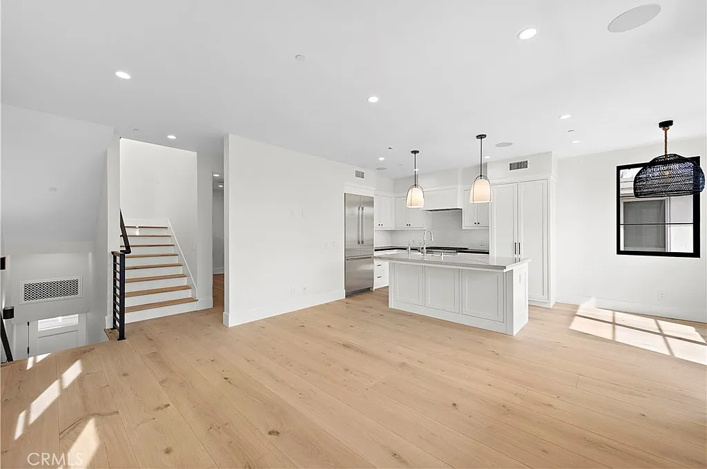 2 bed, 2.5 bath, 1061 sqft, $8,300 — Photo 4