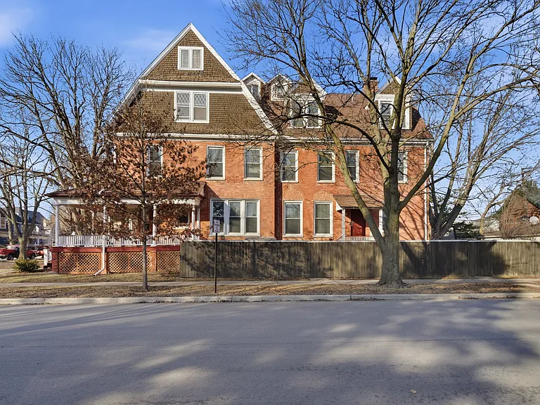 2001 Orrington Ave #2001 — Photo 2