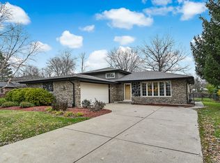 9S215 Kearney Rd, Downers Grove, IL 60516