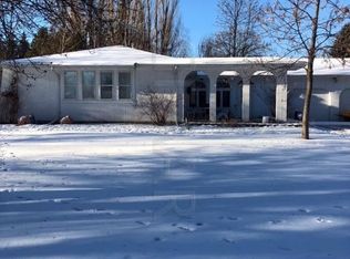 6526 Lake Dr, Grand Forks, ND 58201