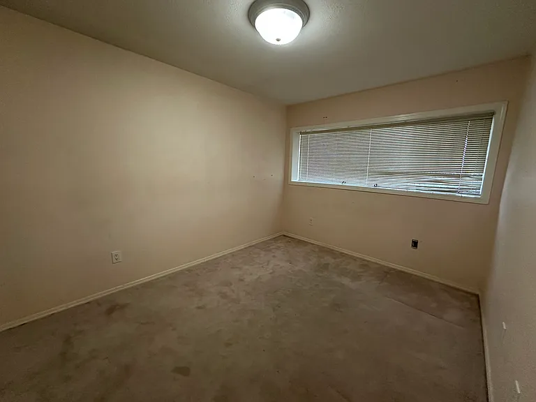 931 Holdom Ave — Photo 3