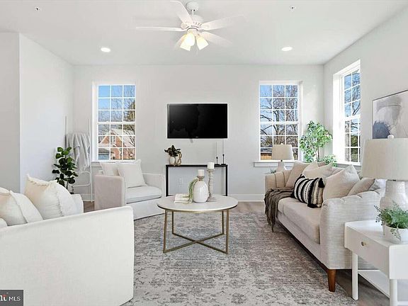 5th image of 533 Forest View Rd