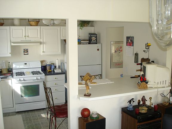 Dining rm into kitchen
