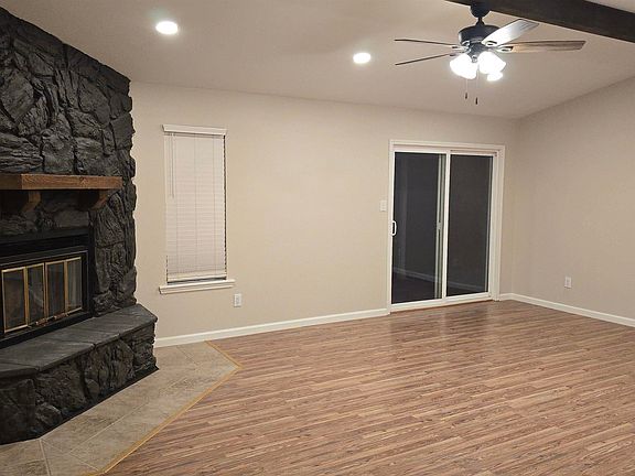 3rd image of 909 Rosewood Dr