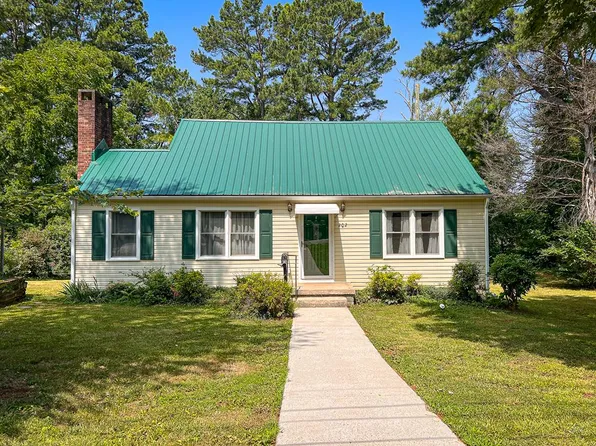 202 Hutcheson Ave, Chase City, VA 23924