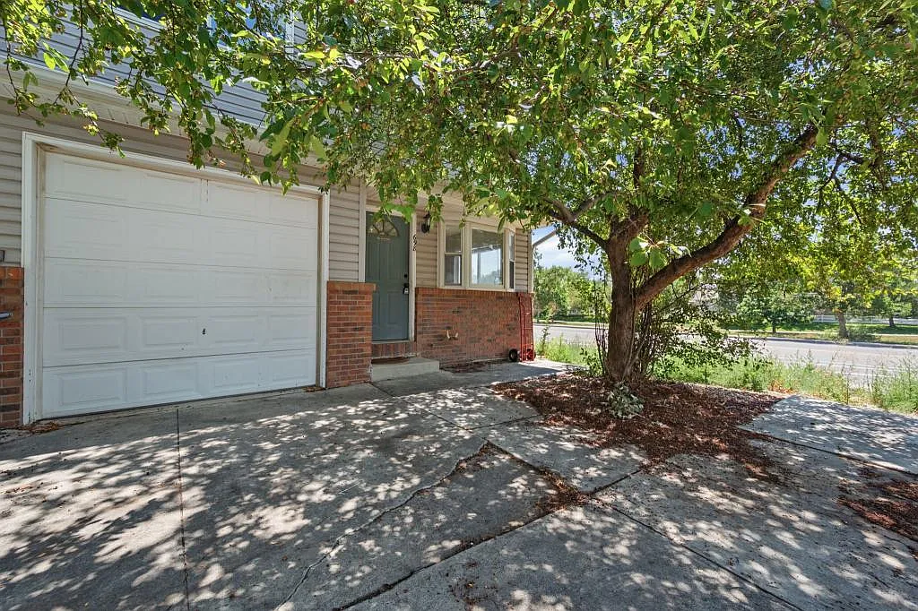 698 Eagle Dr — Photo 2