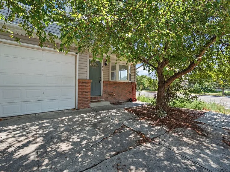 698 Eagle Dr — Photo 2