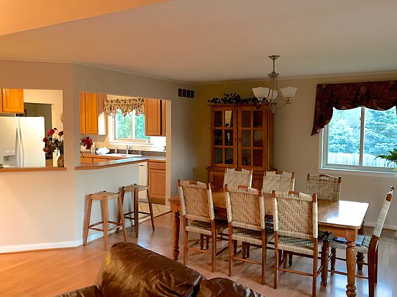 Breakfast bar + dining area