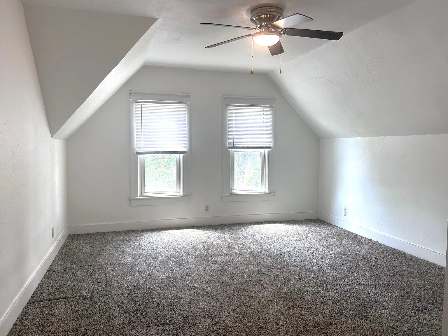 2 bed, 1.0 bath, $1,049 — Photo 2