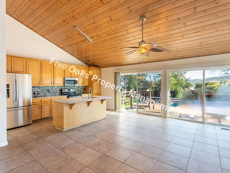 2815 Stanford Ln — Photo 8
