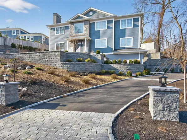 208 Cow Neck Road, Port Washington, NY 11050