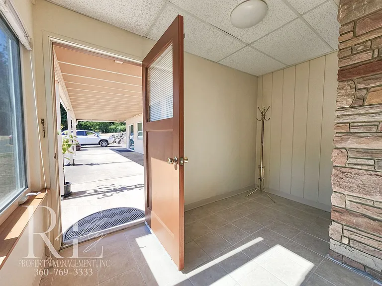 515 NW Heritage Ln — Photo 5