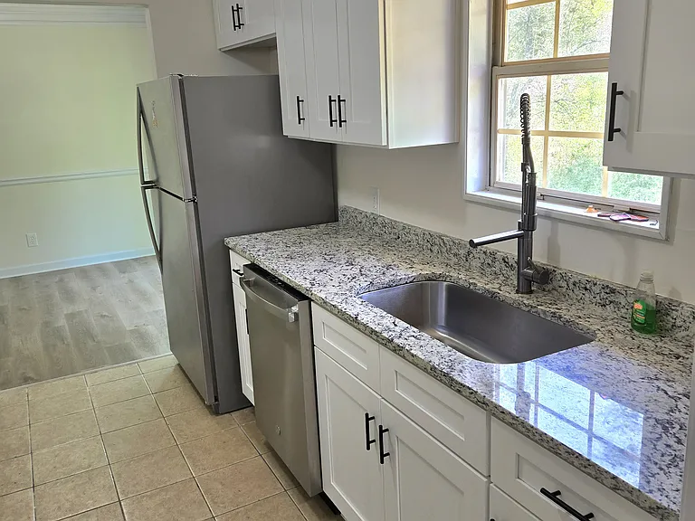106 Sterling Ct — Photo 2