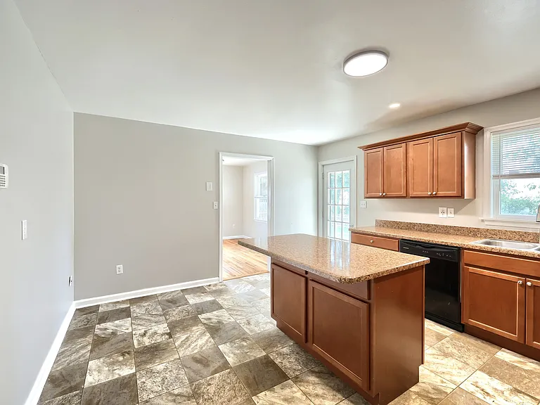 1676 Taylor Dr — Photo 3