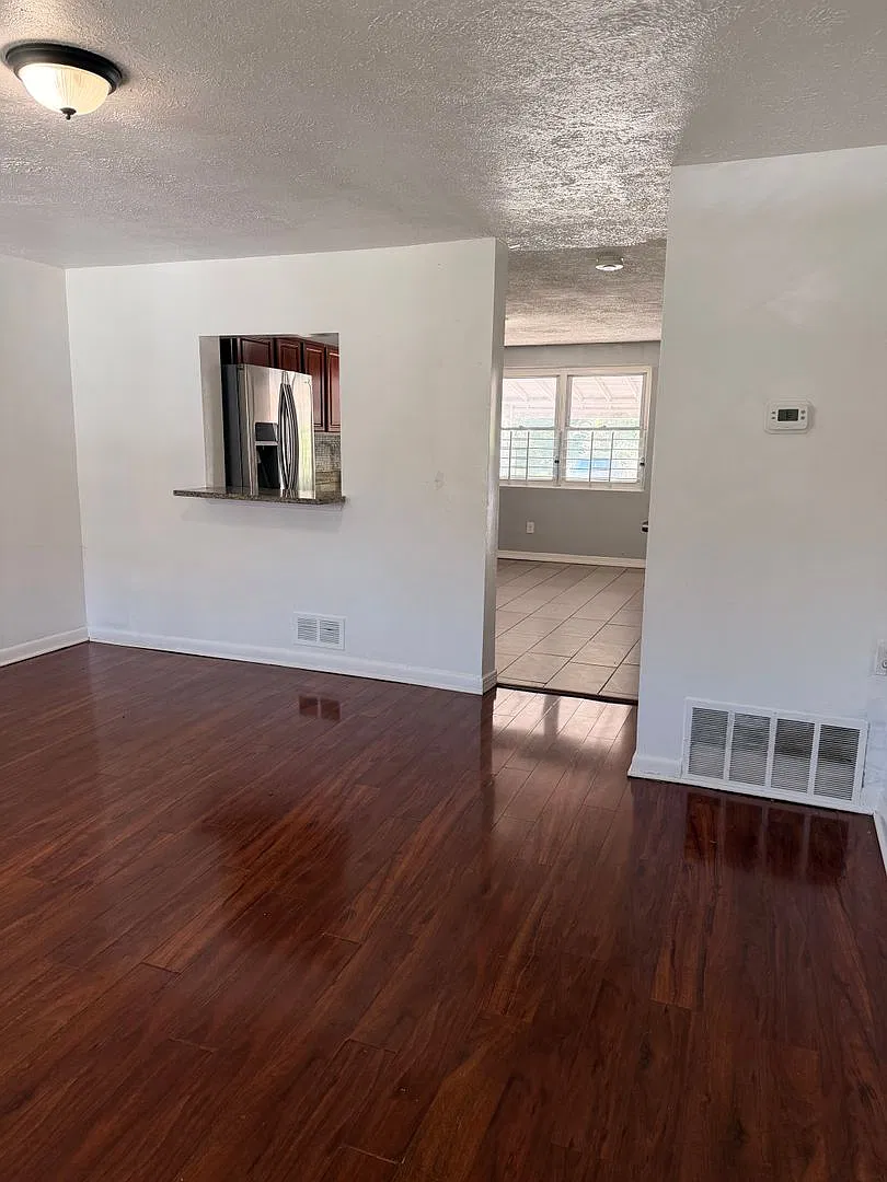 Townhouse For Rent — Photo 3