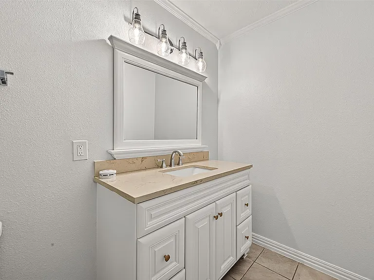 714 E Humble St — Photo 26