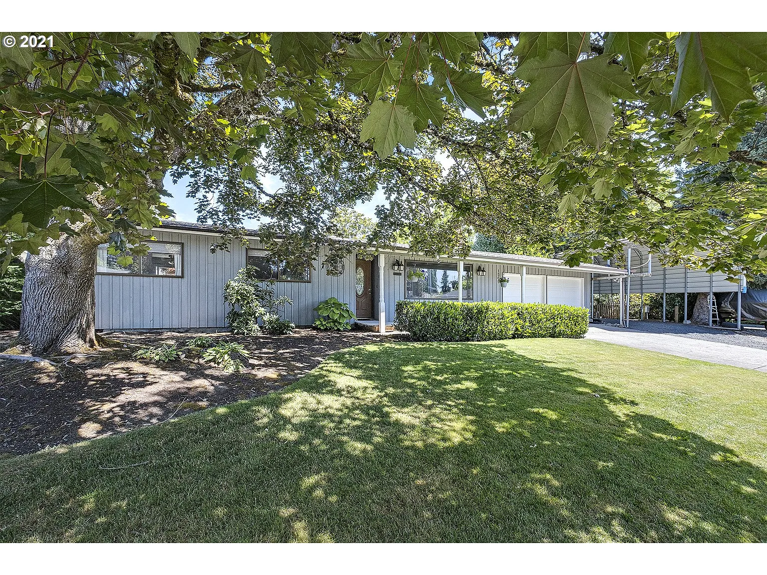 1569 NE Arrowwood St photo 1