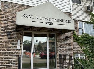 8720 S Roberts Rd, Hickory Hills, IL 60457