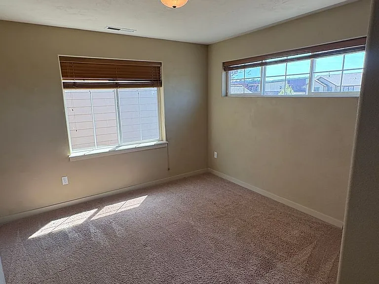 1091 N 14th Ave — Photo 12