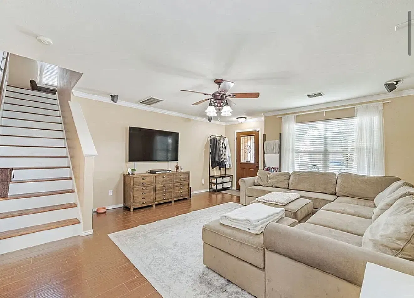 4 bed, 1948 sqft, $2,200 — Photo 2