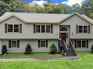 106 Ledgeway Dr, Dingmans Ferry, PA 18328