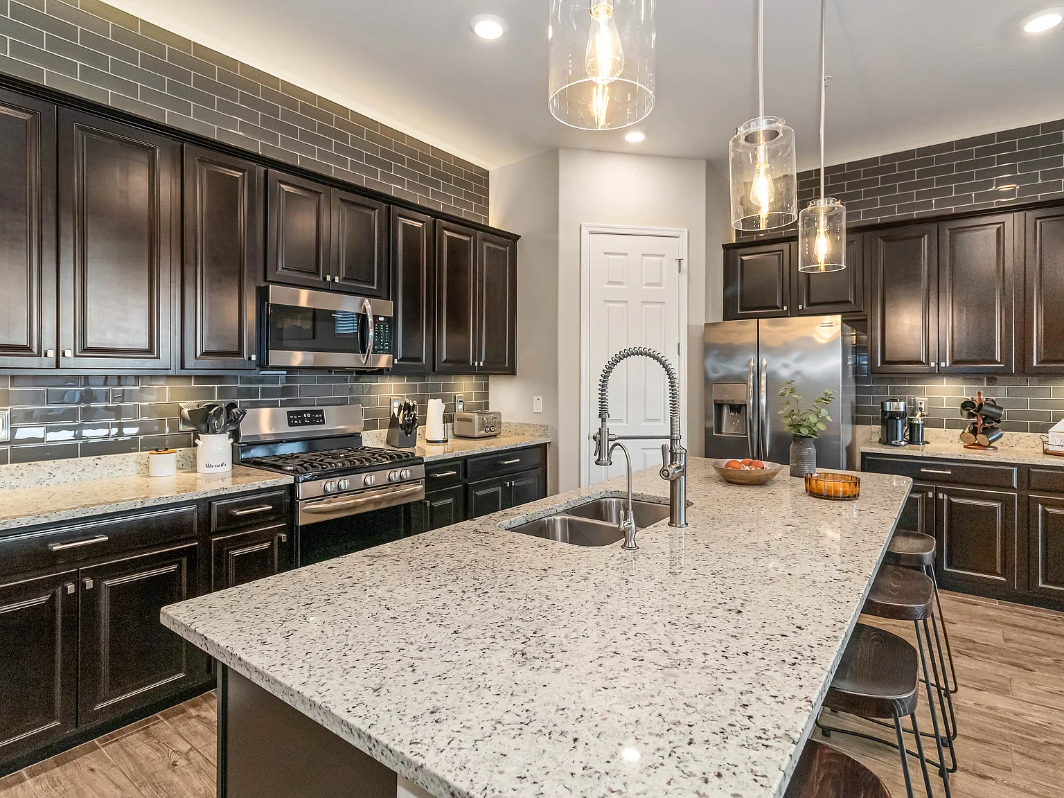 4 bed, 2.5 bath, 2322 sqft, $4,200 — Photo 4