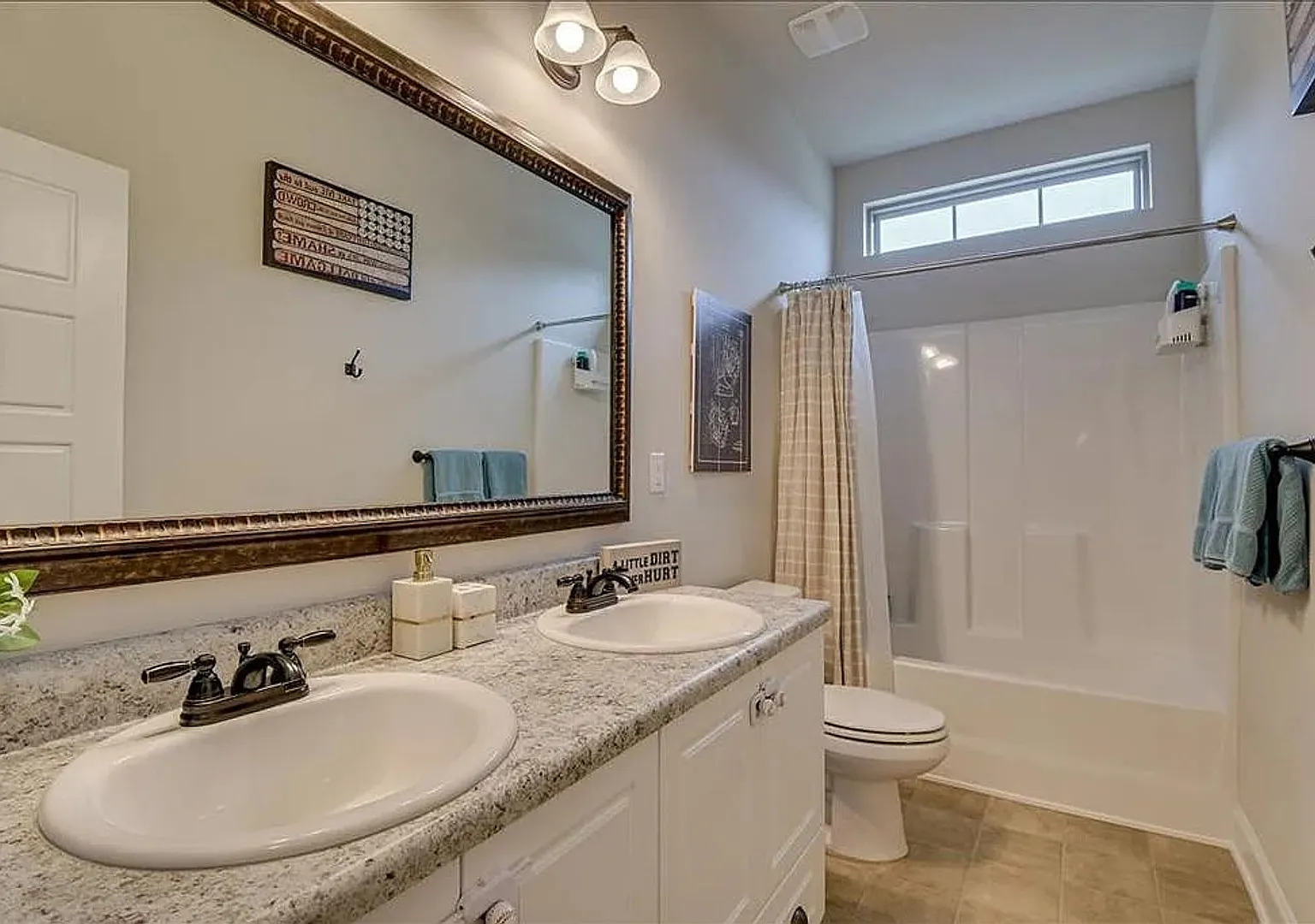 Spacious 3-Bed/2.5-Bath Harlem Home — Photo 4