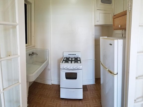 4th image of 2701 N Pine Grove Ave #420