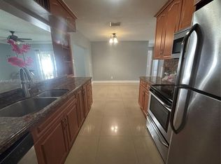 6881 SW 6th St, Hollywood, FL 33023