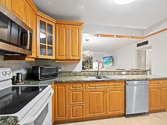3rd image of 424 SE 10th St APT 104