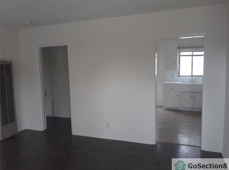 1st image of 844 W 52nd St APT 4
