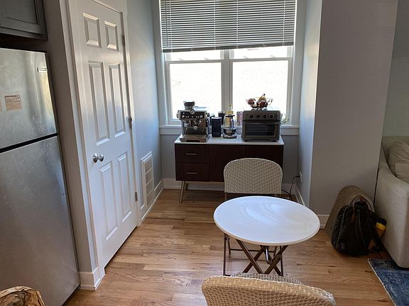 5th image of 2127 N Maplewood Ave #3