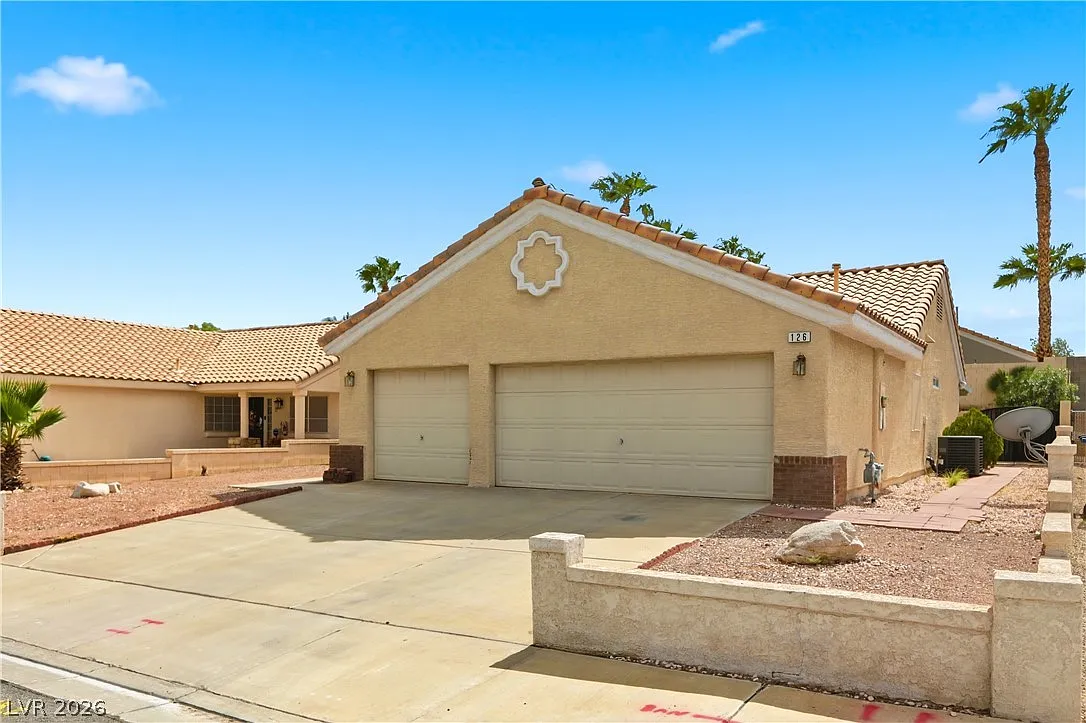 3 bed, 2.0 bath, 1468 sqft, $2,050 — Photo 1