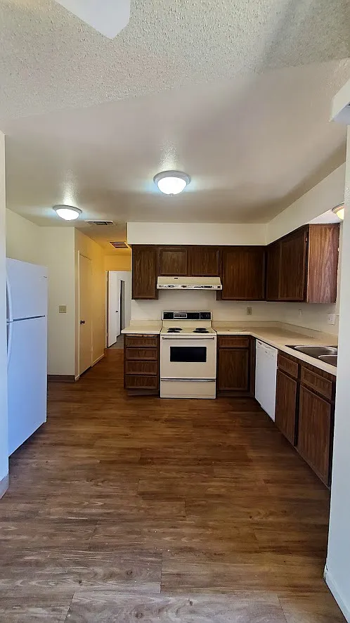 2 bed, 950 sqft, $1,300 — Photo 3