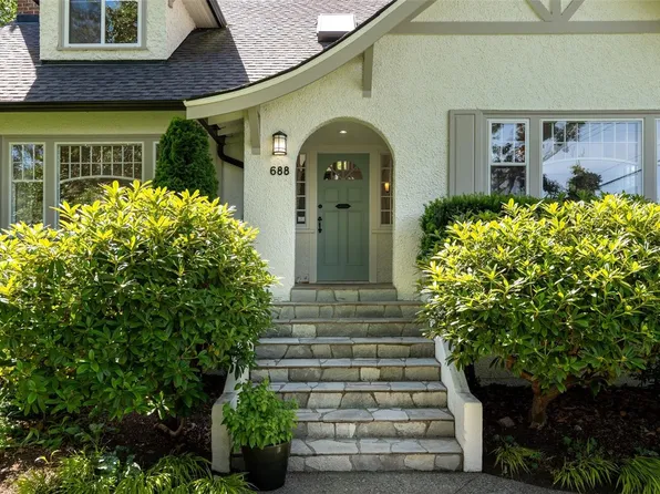 688 Falkland Rd, Oak Bay, BC V8S 4L5
