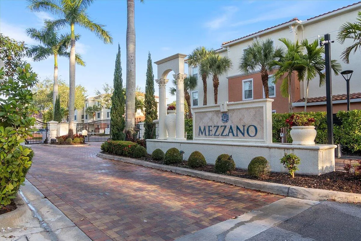 3 bed, 2.0 bath, 1310 sqft, $2,400 — Photo 2