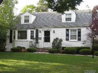 40 Surrey Dr, Merrick, NY 11566