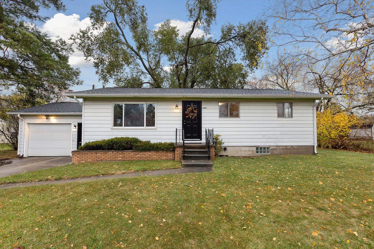 1307 McGraw St photo 1