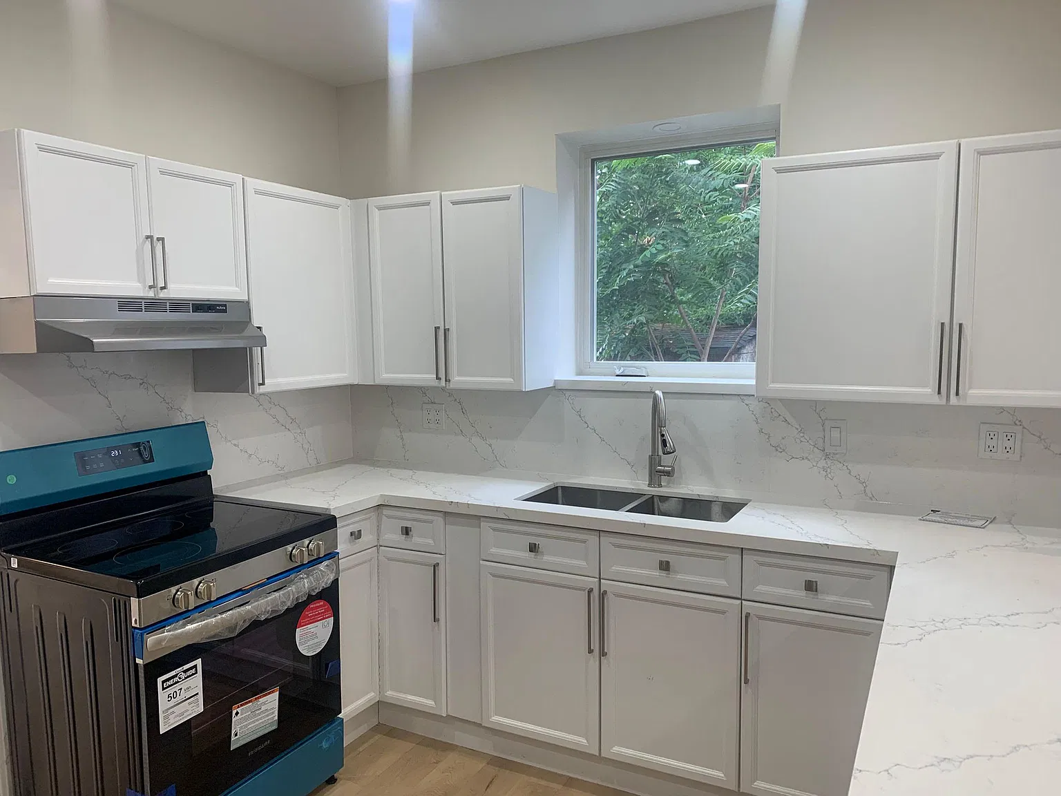 3 bed, 900 sqft, $2,300 — Photo 2