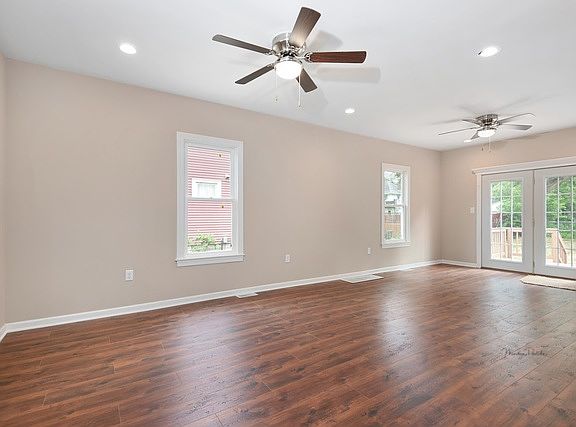 3rd image of 330 W Illinois Ave