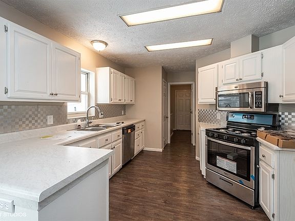 3rd image of 23386 Forestview Ave