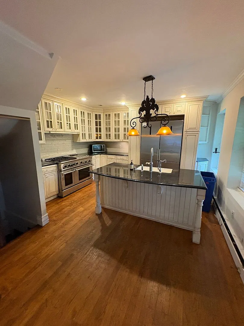 Charming 5 Bedroom — Photo 1