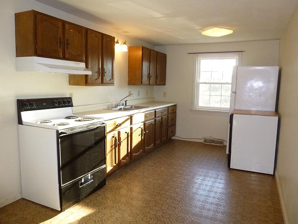 Spacious, bright kitchen, pleanty of space and storage