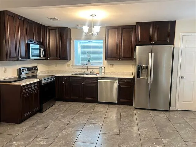 4 bed, 2.0 bath, 2100 sqft, $2,000 — Photo 4