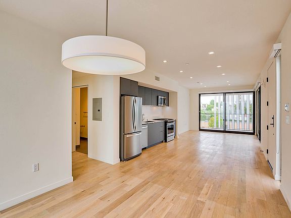 3rd image of 810 Ashland Ave #302