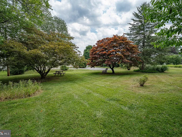 533 Monument Ave — Photo 4