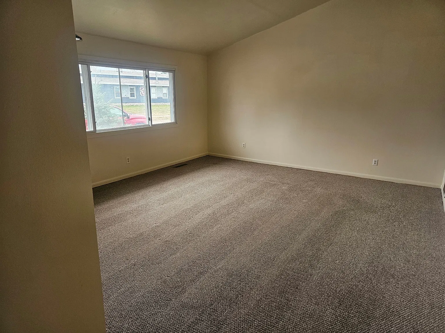 3 bed, 1.5 bath, 1200 sqft, $1,200 — Photo 3
